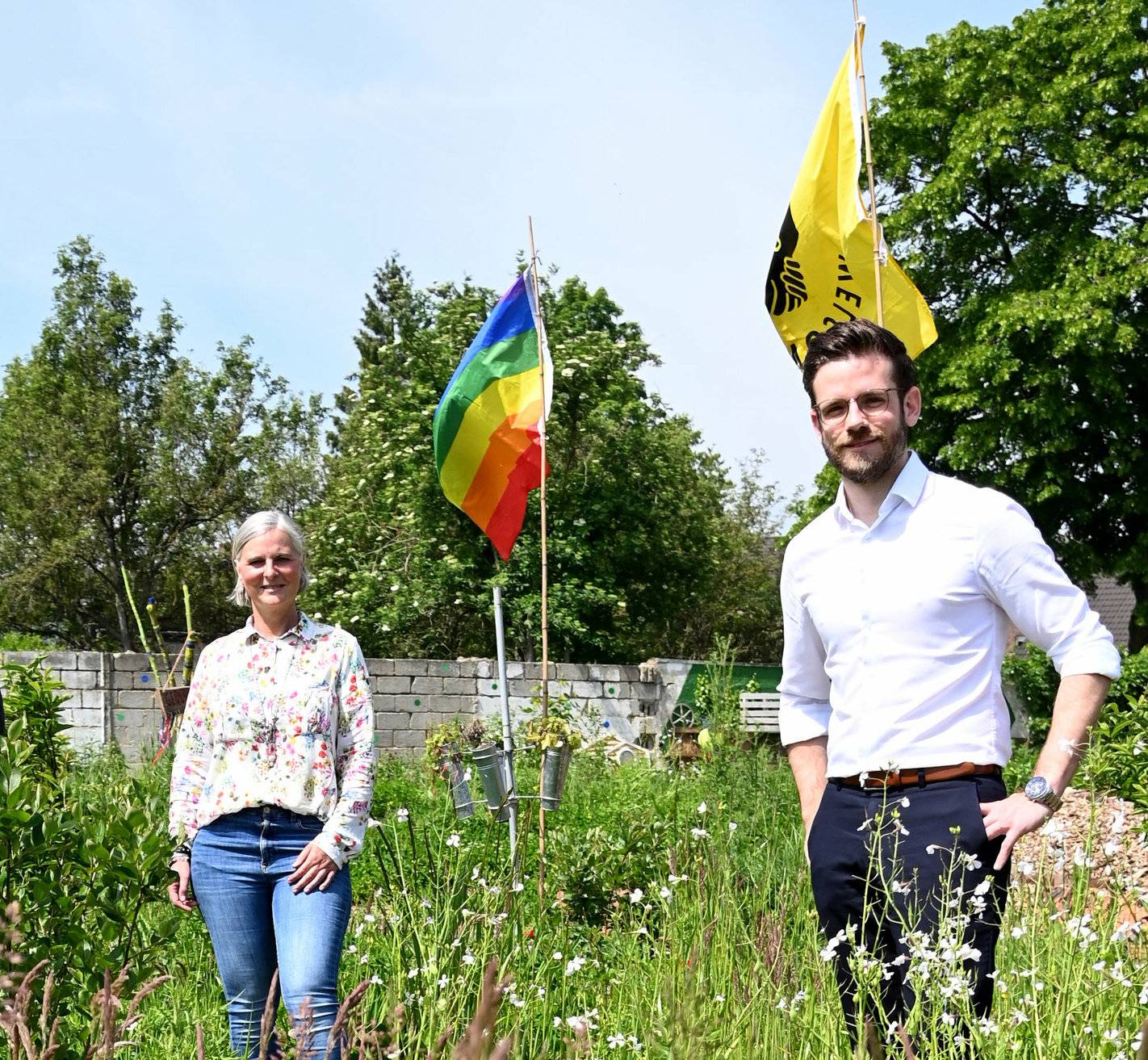  Aus einem Schandfleck, einer Brache mit wildem Müll, wurde in kurzer Zeit der Wildpflanzenpark Ewilpa an der Konzenstraße. OB Felix Heinrichs kam am Freitag zur offiziellen Eröffnung und war sichtlich beeindruckt, von dem, was Meike Koppmann und ihre Helfer*innen auf die Beine gestellt hatten. 
